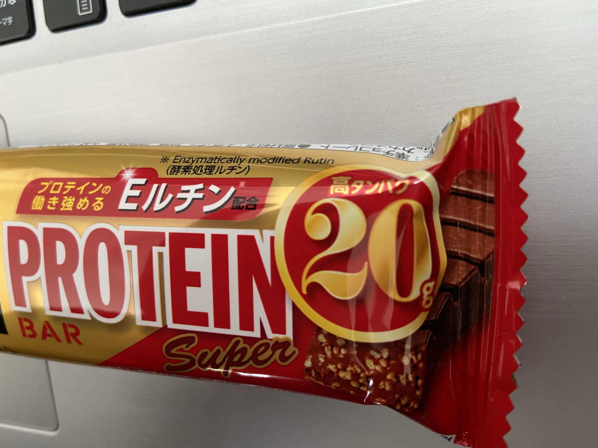 【一本満足超えか？】inバーから遂に20g超え！【プロテインバーレビュー】｜ベンチマークマガジン